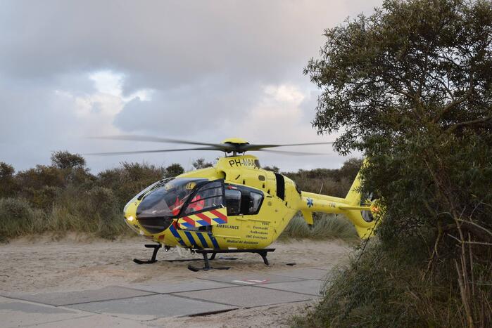 Persoon gered van zandbank door helikopter