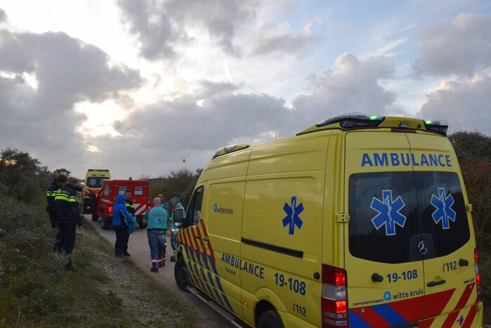 Persoon gered van zandbank door helikopter