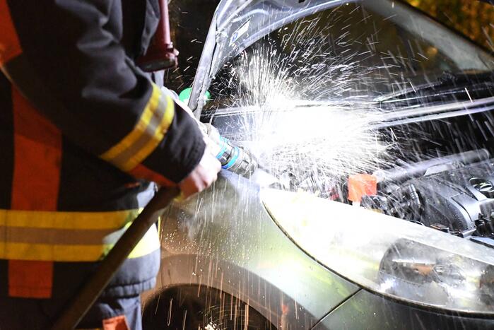 Brandende auto geblust door buurtbewoners