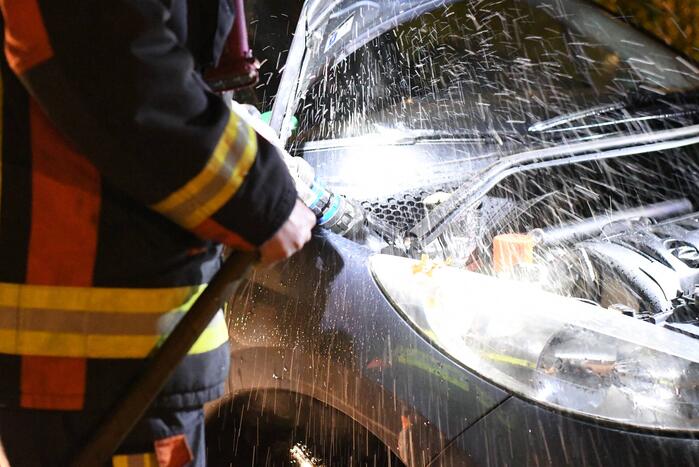 Brandende auto geblust door buurtbewoners