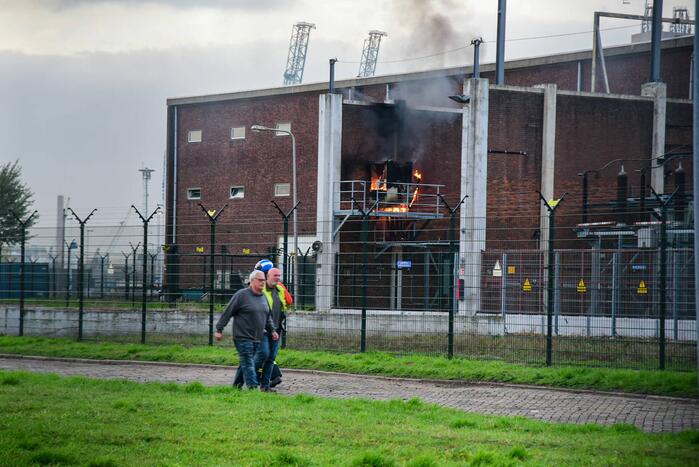 Dikke rookwolken bij uitslaande brand in verdeelstation