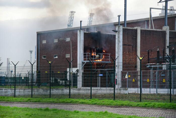Dikke rookwolken bij uitslaande brand in verdeelstation