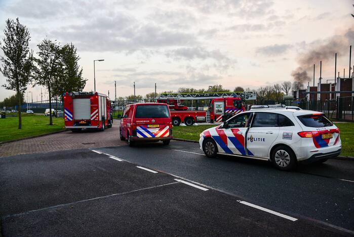 Dikke rookwolken bij uitslaande brand in verdeelstation