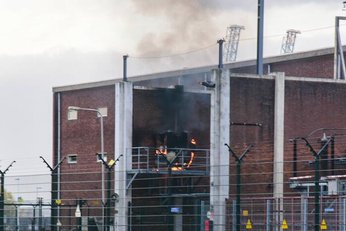 Dikke rookwolken bij uitslaande brand in verdeelstation