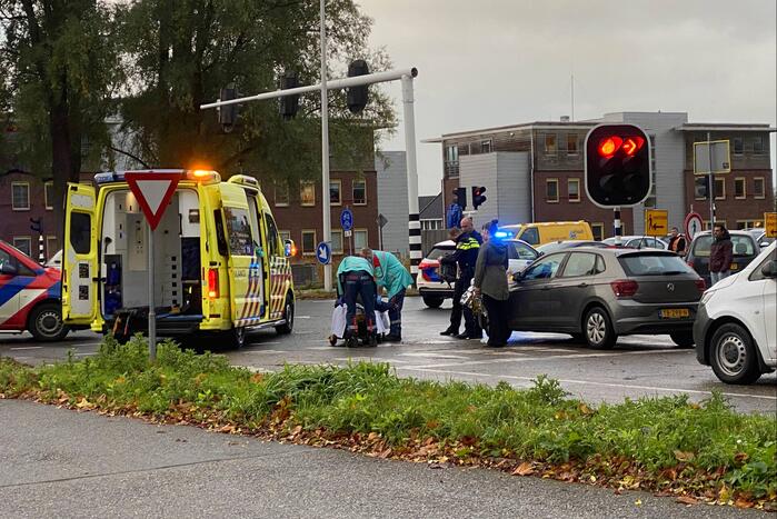 Overstekende fietser gewond bij botsing met auto