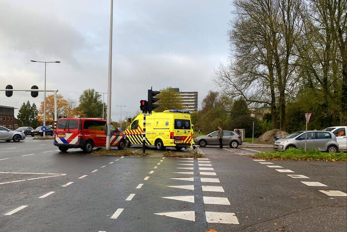Overstekende fietser gewond bij botsing met auto