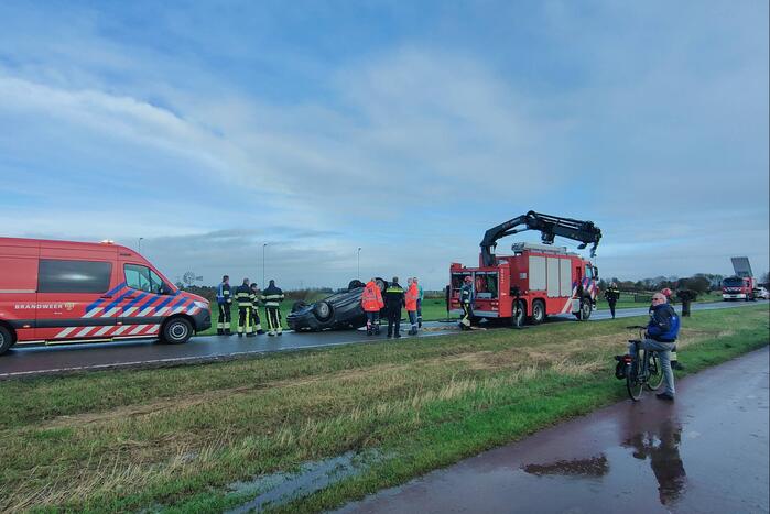 Auto ondersteboven in sloot aangetroffen