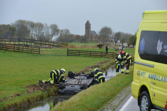Auto ondersteboven in sloot aangetroffen
