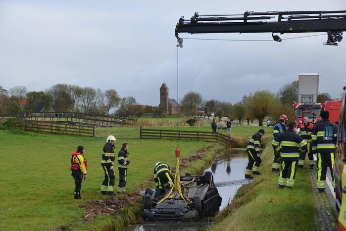 Auto ondersteboven in sloot aangetroffen