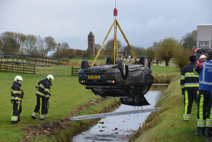 Auto ondersteboven in sloot aangetroffen
