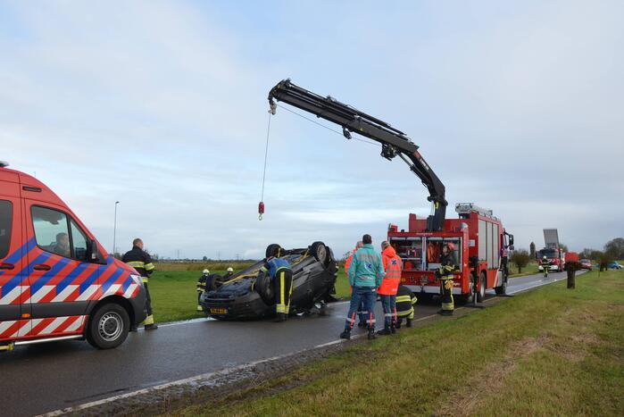 Auto ondersteboven in sloot aangetroffen