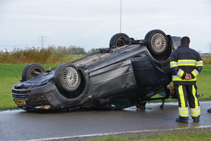 Auto ondersteboven in sloot aangetroffen