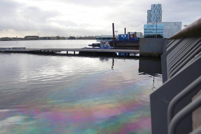 Hijskraan op ponton valt in water