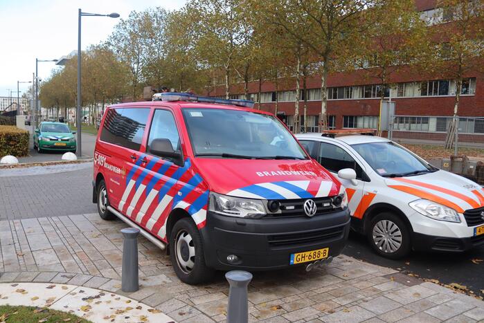 Hijskraan op ponton valt in water