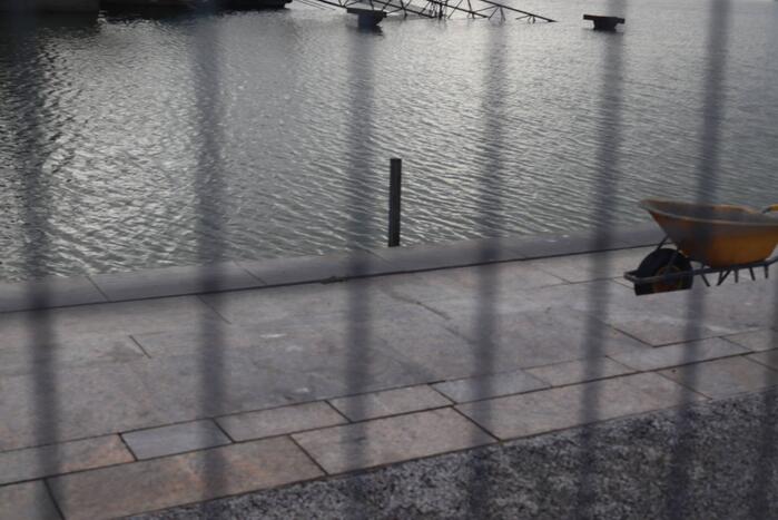 Hijskraan op ponton valt in water