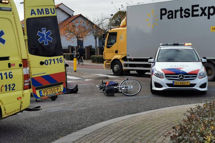 Fietser gewond bij aanrijding op rotonde