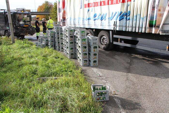 Vrachtwagen verliest lading flessen