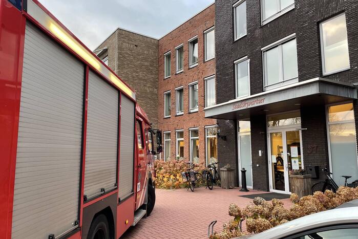 Persoon met vinger vast in rolstoel