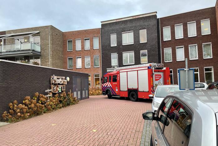 Persoon met vinger vast in rolstoel