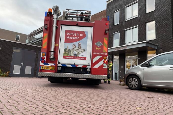 Persoon met vinger vast in rolstoel