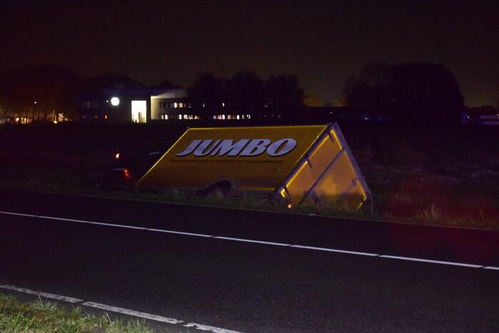 Bestelbus belandt door onbekende oorzaak in sloot