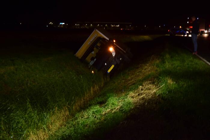Bestelbus belandt door onbekende oorzaak in sloot