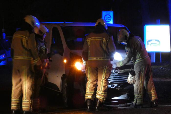 Personenauto belandt in tuin na ongeval met bestelbus