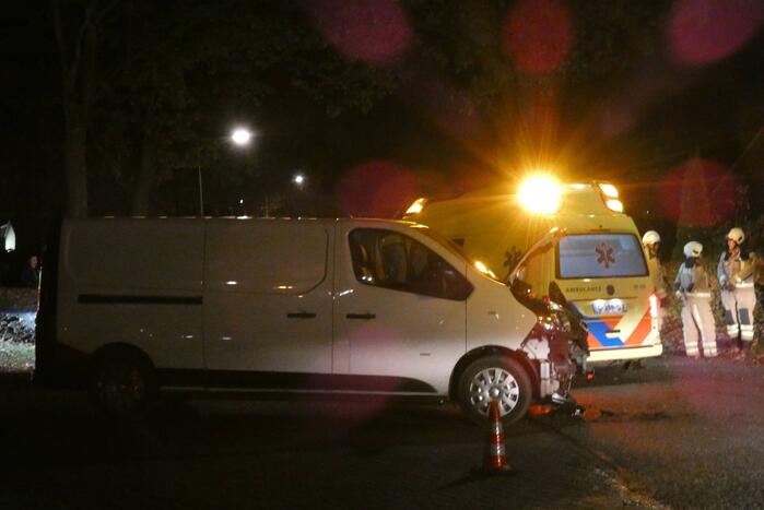 Personenauto belandt in tuin na ongeval met bestelbus