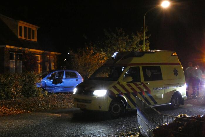 Personenauto belandt in tuin na ongeval met bestelbus