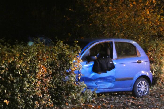 Personenauto belandt in tuin na ongeval met bestelbus