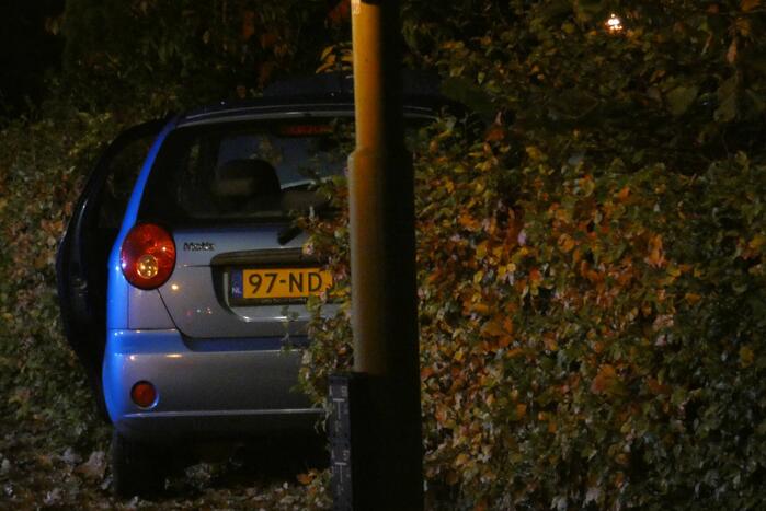 Personenauto belandt in tuin na ongeval met bestelbus