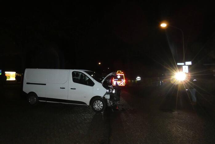 Personenauto belandt in tuin na ongeval met bestelbus