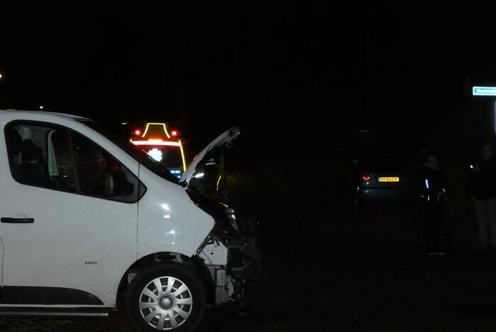 Personenauto belandt in tuin na ongeval met bestelbus