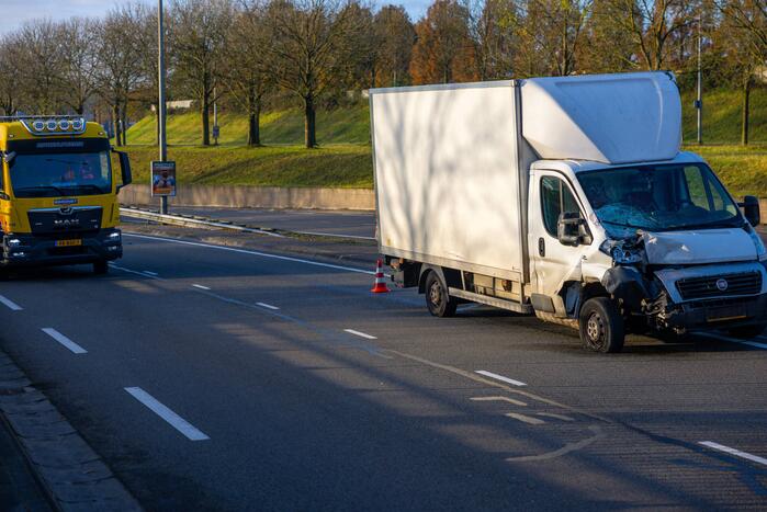 Veel schade bij aanrijding tussen personenauto en bakwagen