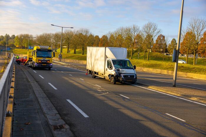 Veel schade bij aanrijding tussen personenauto en bakwagen
