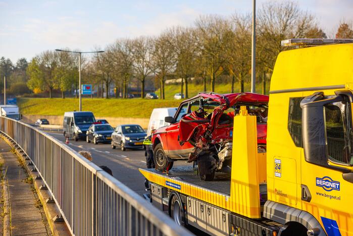 Veel schade bij aanrijding tussen personenauto en bakwagen