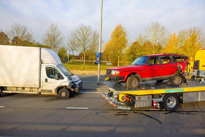 Veel schade bij aanrijding tussen personenauto en bakwagen