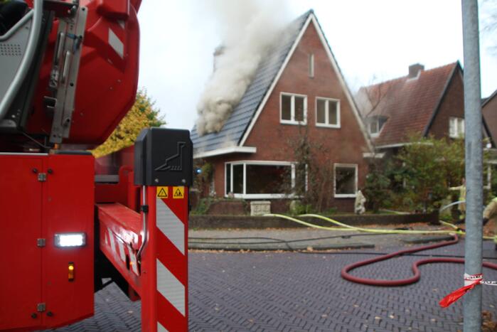 Enorme rookwolken bij brand op zolderverdieping