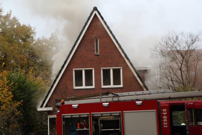 Enorme rookwolken bij brand op zolderverdieping