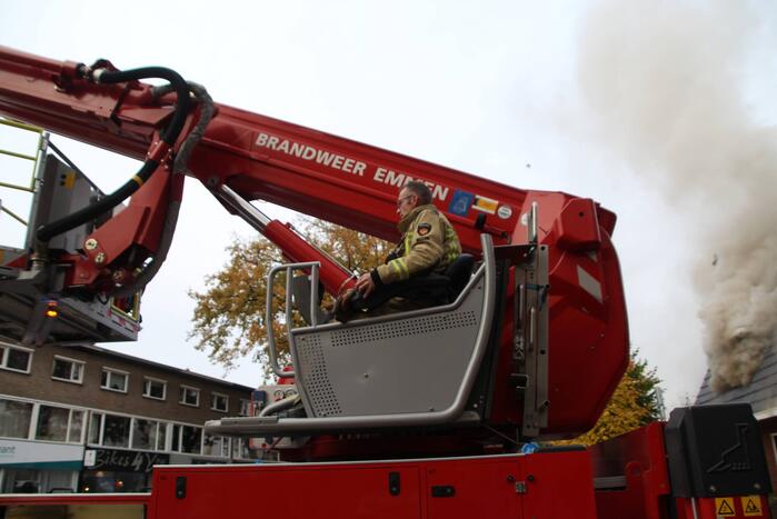 Enorme rookwolken bij brand op zolderverdieping