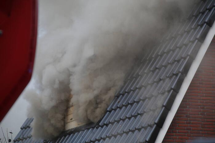 Enorme rookwolken bij brand op zolderverdieping