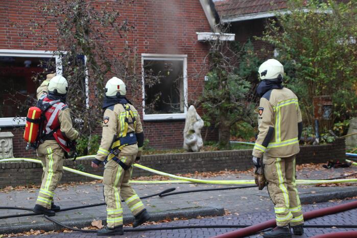 Enorme rookwolken bij brand op zolderverdieping