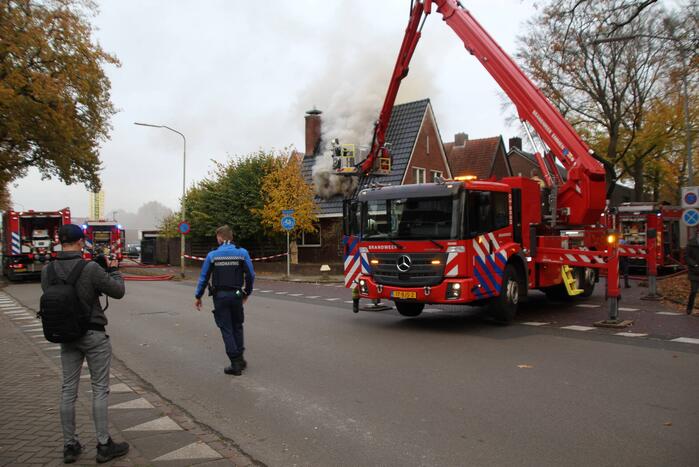 Enorme rookwolken bij brand op zolderverdieping