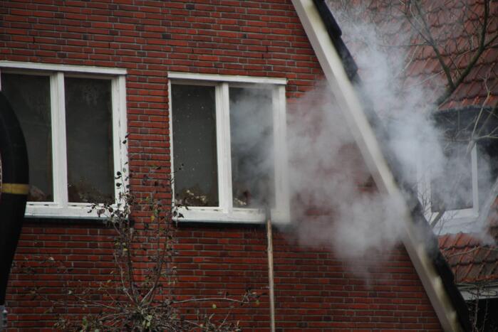 Enorme rookwolken bij brand op zolderverdieping
