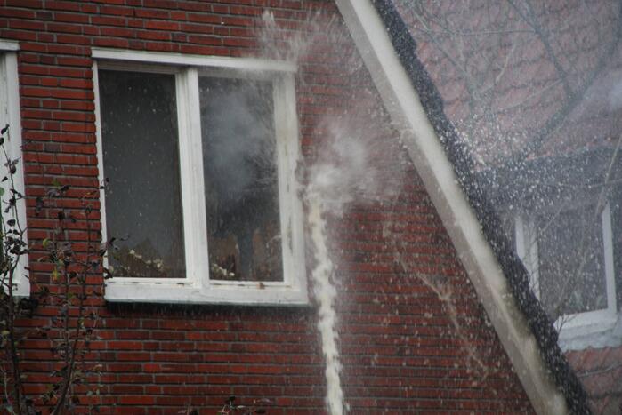Enorme rookwolken bij brand op zolderverdieping