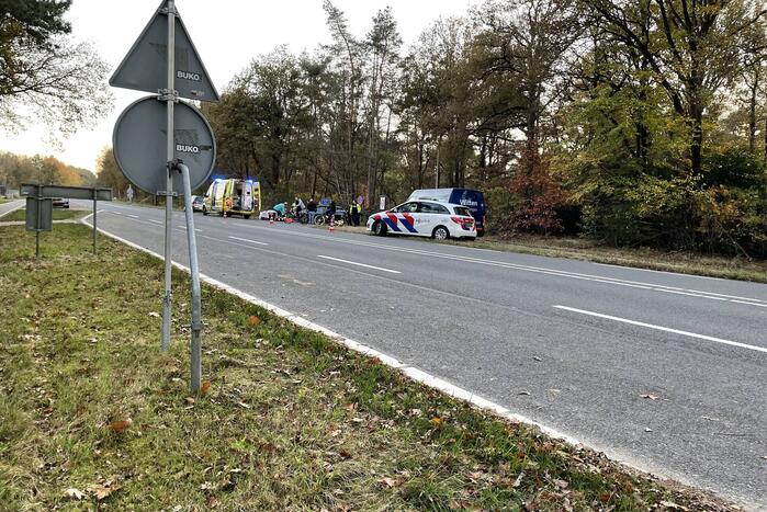 Brommerrijder zwaargewond bij botsing met auto