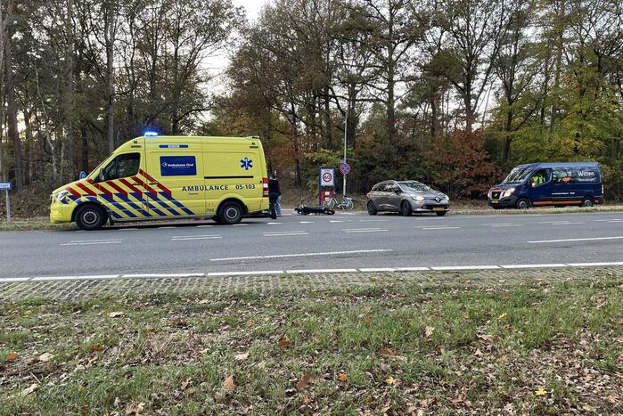 Brommerrijder zwaargewond bij botsing met auto