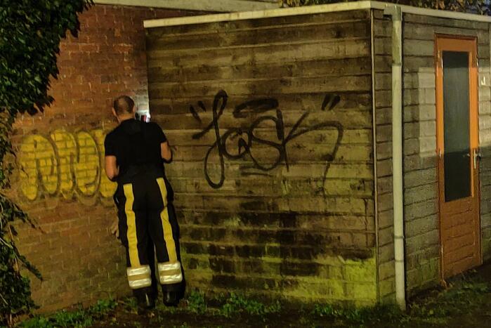 Kat vast tussen muur