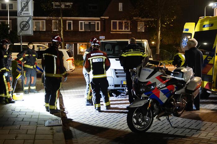 Fiets belandt onder bestelbus