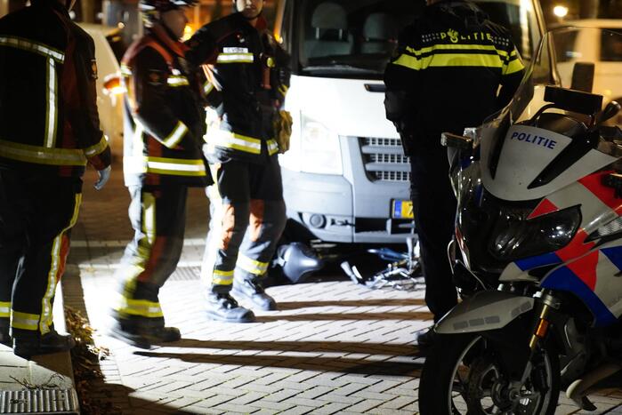 Fiets belandt onder bestelbus